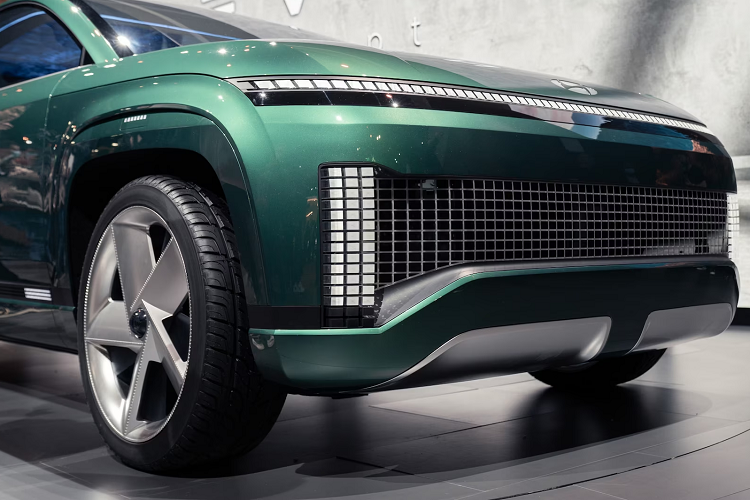 Pin của Hyundai Ioniq 7 sẽ có mật độ năng lượng cao hơn, cho phép xe chạy được hơn 500 km sau khi sạc đầy. Giá bán của Hyundai Ioniq 7 cũng chưa được hé lộ. Trong khi đó, người anh em Kia EV9 của mẫu xe này từng được tiết lộ là sẽ có giá dao động trong khoảng từ 50.000 - 70.000 USD. Dự kiến, Hyundai Ioniq 7 cũng sẽ có giá nằm trong khoảng này.