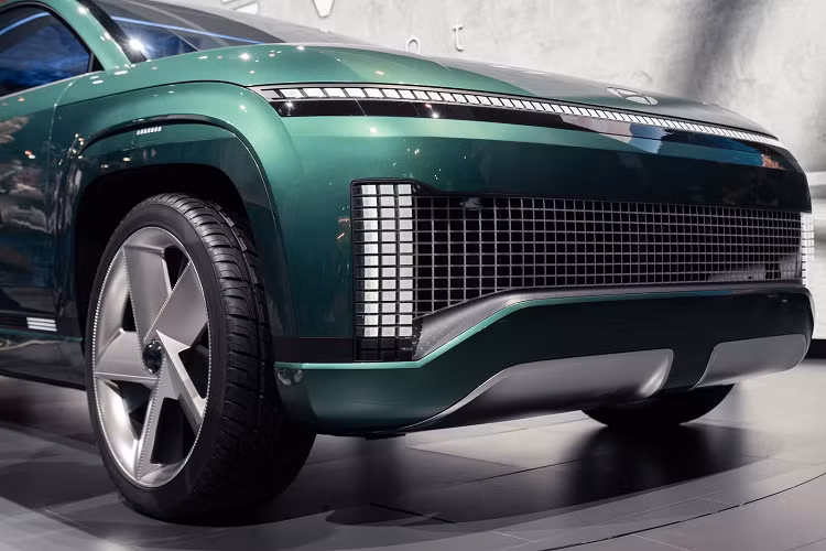 Pin của Hyundai Ioniq 7 sẽ có mật độ năng lượng cao hơn, cho phép xe chạy được hơn 500 km sau khi sạc đầy. Giá bán của Hyundai Ioniq 7 cũng chưa được hé lộ. Trong khi đó, người anh em Kia EV9 của mẫu xe này từng được tiết lộ là sẽ có giá dao động trong khoảng từ 50.000 - 70.000 USD. Dự kiến, Hyundai Ioniq 7 cũng sẽ có giá nằm trong khoảng này.