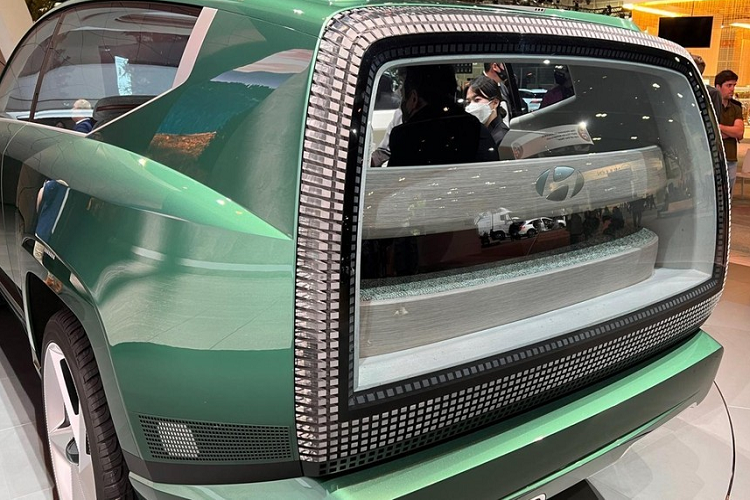 Đèn hậu dạng điểm ảnh, bao quanh kính sau cỡ lớn, của SEVEN Concept nhiều khả năng sẽ không được dùng cho Hyundai Ioniq 7. Thay vào đó, mẫu SUV điện cỡ lớn này có thể sẽ được trang bị đèn hậu nằm dọc, nối với nhau bằng dải đèn vắt ngang đuôi xe, tạo sự tương đồng với thiết kế phía trước. Theo tạp chí Auto Express, Hyundai Ioniq 7 sẽ được trang bị nội thất với 3 hàng ghế và 7 chỗ ngồi.