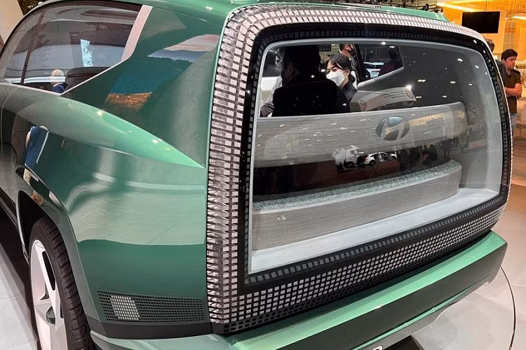 Đèn hậu dạng điểm ảnh, bao quanh kính sau cỡ lớn, của SEVEN Concept nhiều khả năng sẽ không được dùng cho Hyundai Ioniq 7. Thay vào đó, mẫu SUV điện cỡ lớn này có thể sẽ được trang bị đèn hậu nằm dọc, nối với nhau bằng dải đèn vắt ngang đuôi xe, tạo sự tương đồng với thiết kế phía trước. Theo tạp chí Auto Express, Hyundai Ioniq 7 sẽ được trang bị nội thất với 3 hàng ghế và 7 chỗ ngồi.