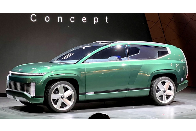 Theo tạp chí Auto Express của Anh quốc, mẫu xe SUV điện Hyundai Ioniq 7 sẽ chính thức trình làng vào nửa đầu năm sau. Đây cũng là thời điểm mà Kia EV9 - người anh em cùng tập đoàn của Hyundai Ioniq 7 - ra mắt. Tạp chí Auto Express cho biết, Hyundai Ioniq 7 sở hữu thiết kế trung thành với SEVEN Concept. Nếu đúng như vậy, Hyundai Ioniq 7 sẽ là SUV điện cỡ lớn và cạnh tranh với VinFast VF9 trong tương lai.