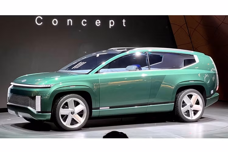 Theo tạp chí Auto Express của Anh quốc, mẫu xe SUV điện Hyundai Ioniq 7 sẽ chính thức trình làng vào nửa đầu năm sau. Đây cũng là thời điểm mà Kia EV9 - người anh em cùng tập đoàn của Hyundai Ioniq 7 - ra mắt. Tạp chí Auto Express cho biết, Hyundai Ioniq 7 sở hữu thiết kế trung thành với SEVEN Concept. Nếu đúng như vậy, Hyundai Ioniq 7 sẽ là SUV điện cỡ lớn và cạnh tranh với VinFast VF9 trong tương lai.