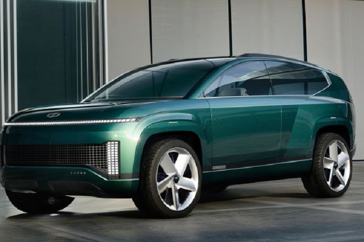 Mẫu xe đầu tiên của thương hiệu Hyundai dùng cơ sở gầm bệ E-GMP chính là Ioniq 5. Mẫu xe này hiện đang được bán tại nhiều thị trường trên toàn cầu và gặt hái không ít thành công về mặt doanh số. Đến hồi cuối tháng 6 năm nay, Hyundai tiếp tục vén màn mẫu sedan thuần điện Ioniq 6 và nhận được những phản hồi tích cực từ phía người tiêu dùng cũng như báo giới.