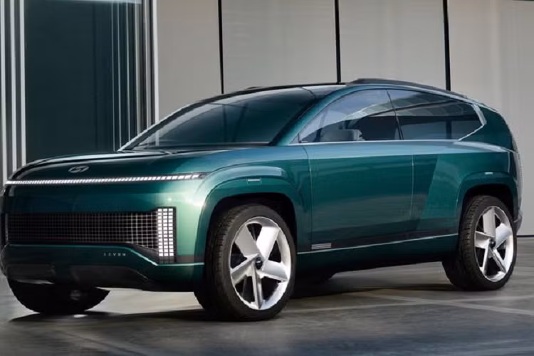 Mẫu xe đầu tiên của thương hiệu Hyundai dùng cơ sở gầm bệ E-GMP chính là Ioniq 5. Mẫu xe này hiện đang được bán tại nhiều thị trường trên toàn cầu và gặt hái không ít thành công về mặt doanh số. Đến hồi cuối tháng 6 năm nay, Hyundai tiếp tục vén màn mẫu sedan thuần điện Ioniq 6 và nhận được những phản hồi tích cực từ phía người tiêu dùng cũng như báo giới.