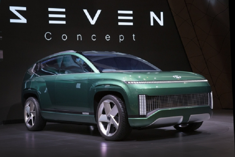 Thậm chí, trong ngày đầu tiên mở bán, đã có tổng cộng 37.446 khách hàng đặt mua Hyundai Ioniq 6. Đây là kỷ lục cao nhất mà một mẫu xe nội địa Hàn Quốc từng đạt được. Ngoài ra, con số này còn gấp 3 lần so với Hyundai Ioniq 5 trong ngày đầu tiên mở bán.