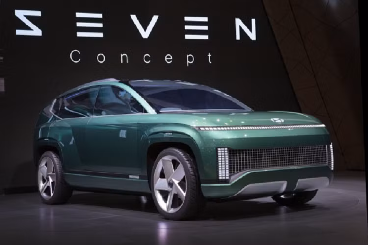 Thậm chí, trong ngày đầu tiên mở bán, đã có tổng cộng 37.446 khách hàng đặt mua Hyundai Ioniq 6. Đây là kỷ lục cao nhất mà một mẫu xe nội địa Hàn Quốc từng đạt được. Ngoài ra, con số này còn gấp 3 lần so với Hyundai Ioniq 5 trong ngày đầu tiên mở bán.