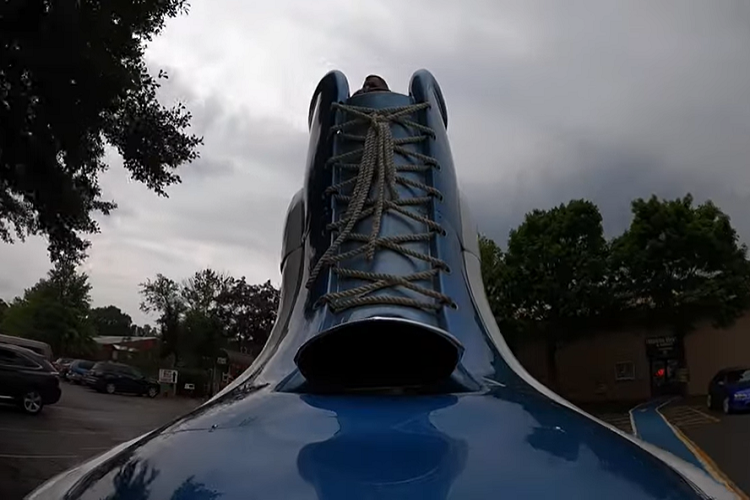 Theo thông tin có được từ video, chiếc Roller Skate Car độc nhất, vô nhị này có chiều cao 4,26 mét, chiều dài 3,9 mét, và nặng khoảng 1.270 kg.