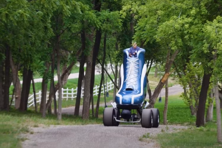 Nguồn cảm hứng đằng sau chiếc xe Roller Skate Car giày patin sáng tạo này là một chương trình truyền hình từ đầu những năm 1990 có tên Mel's Diner, có các nữ phục vụ đi giày patin. Như bạn có thể quan sát từ hình ảnh và video, phần thân bằng sợi thủy tinh của chiếc xe độc nhất vô nhị này có sơn chữ Mel's Diner ở bên cạnh.