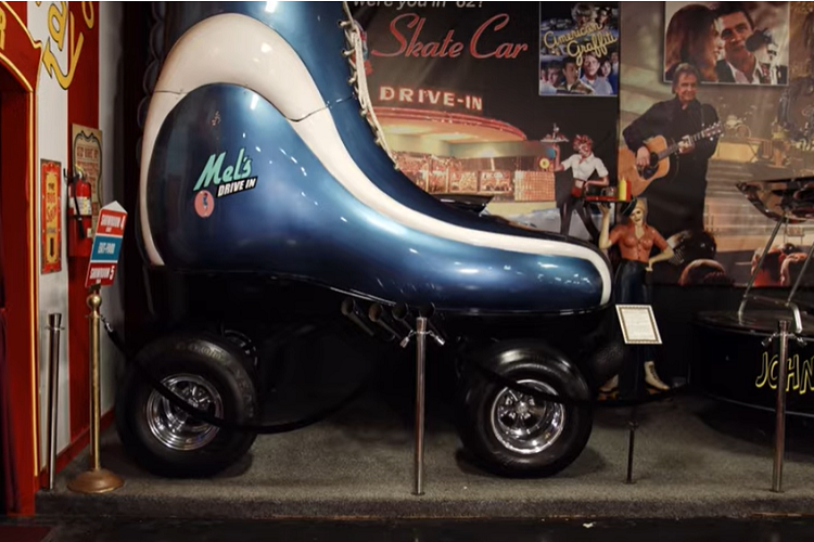 Lái nó từ độ cao vài mét cách mặt đất dường như là một trải nghiệm dị thường, và chắc chắn là không dành cho những người sợ độ cao hoặc không gian chật hẹp.