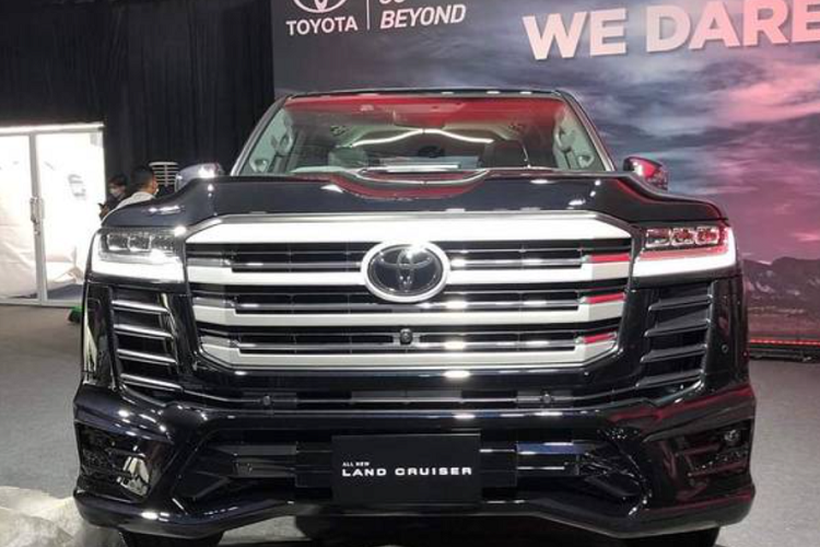 Cả 2 bản Toyota Land Cruiser 2022 tại Indonesia đều dùng động cơ dầu diesel tăng áp kép V6 3.3L sản sinh công suất 309 mã lực và mô-men xoắn cực đại 700 Nm. Kết hợp với hộp số tự động Direct Shift 10 cấp và hệ dẫn động 4 bánh.