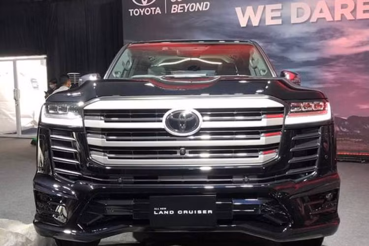 Cả 2 bản Toyota Land Cruiser 2022 tại Indonesia đều dùng động cơ dầu diesel tăng áp kép V6 3.3L sản sinh công suất 309 mã lực và mô-men xoắn cực đại 700 Nm. Kết hợp với hộp số tự động Direct Shift 10 cấp và hệ dẫn động 4 bánh.