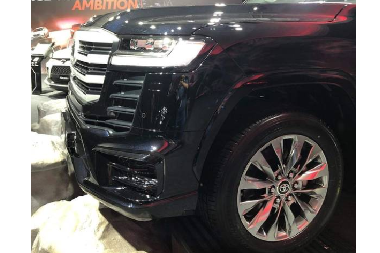 Chưa hết, xe còn có ghế bọc da tích hợp chức năng sưởi và làm mát, hệ thống âm thanh cao cấp của JBL.