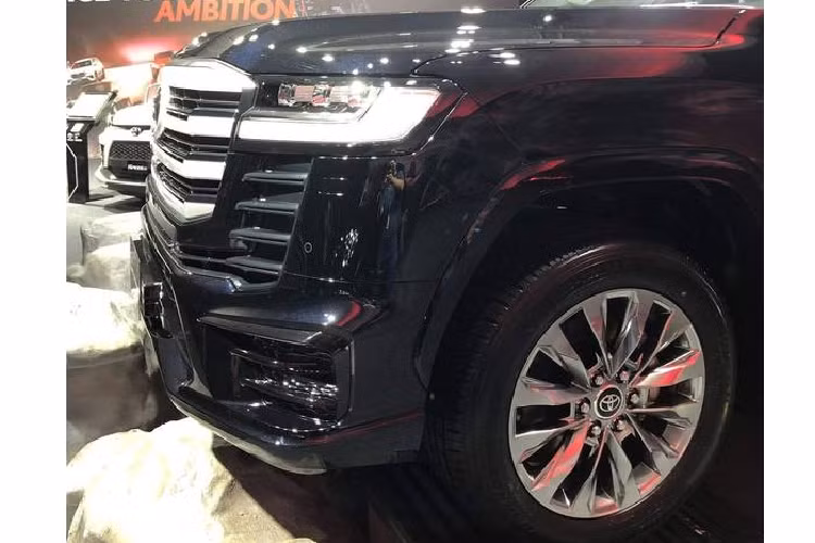 Chưa hết, xe còn có ghế bọc da tích hợp chức năng sưởi và làm mát, hệ thống âm thanh cao cấp của JBL.