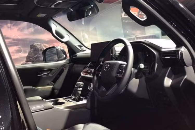 Land Cruiser 2022 tại Indonesia cũng có cấu hình 3 hàng ghế với 7 chỗ ngồi, cùng nhiều trang bị công nghệ cao như màn hình giải trí trung tâm 12,3 inch, tương thích Apple CarPlay và Android Auto, sạc điện thoại không dây, camera 360, màn hình hiển thị kính lái HUD, vô lăng trợ lực điện, phanh tay điện tử, hệ thống điều hòa khí hậu có công nghệ ion hóa và hệ thống mã hoá dấu vân tay.