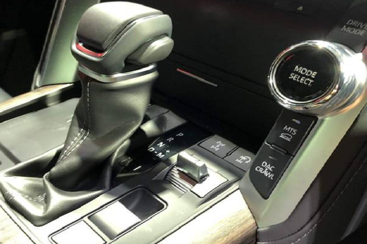 Trong khi đó, tại các thị trường khác như Việt Nam, mẫu xe này dùng động cơ xăng tăng áp kép 3.5L mạnh 415 mã lực và 650 Nm.