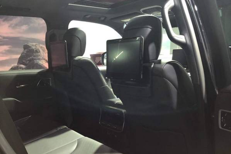 Ở phía sau, đèn hậu LED được làm mỏng hơn, kiểu dáng cửa kính phía sau được làm thẳng đứng hơn trong khi cản sau có thiết kế tối giản. Ngoài ra, mẫu xe cũng được trang trí biểu tượng kỷ niệm 70 năm ở mặt sau xe.