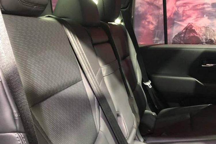 Về thiết kế, Toyota Land Cruiser 300 sở hữu diện mạo hiện đại hơn với lưới tản nhiệt phủ crôm nổi bật và đèn pha LED tiên tiến. Bản GR-S có lưới tản nhiệt trang trí màu đen.