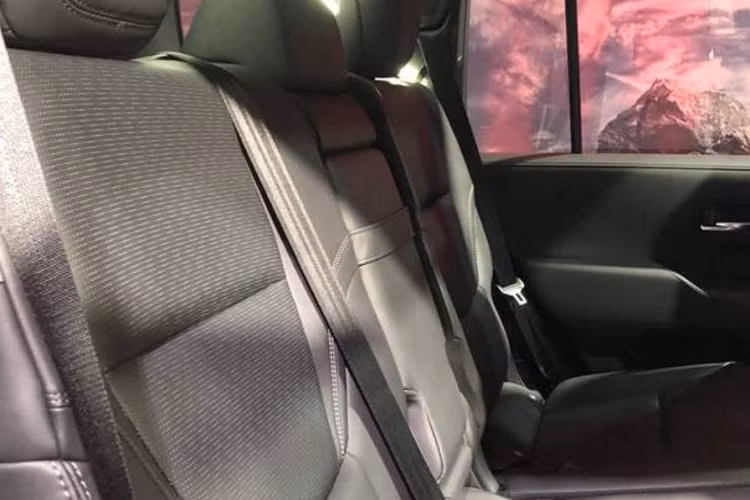 Về thiết kế, Toyota Land Cruiser 300 sở hữu diện mạo hiện đại hơn với lưới tản nhiệt phủ crôm nổi bật và đèn pha LED tiên tiến. Bản GR-S có lưới tản nhiệt trang trí màu đen.