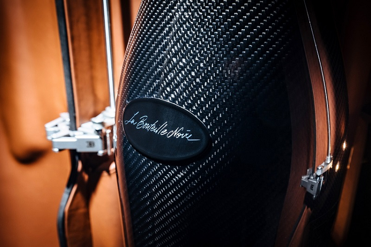 Nguyên bản La Bouteille Noire là một vỏ chai rượu Nebuchadnezzar có dung tích 4 gallon (khoảng 15 lít), trải qua 150 giờ làm việc và không dưới 37 bước lắp ráp để hoàn thiện. Tổng cộng có đến 314 tấm sợi carbon prepreg riêng lẻ bao bọc lấy phía ngoài của vỏ chai, gợi nhớ đến những mẫu hypercar đầy mạnh mẽ của Bugatti.