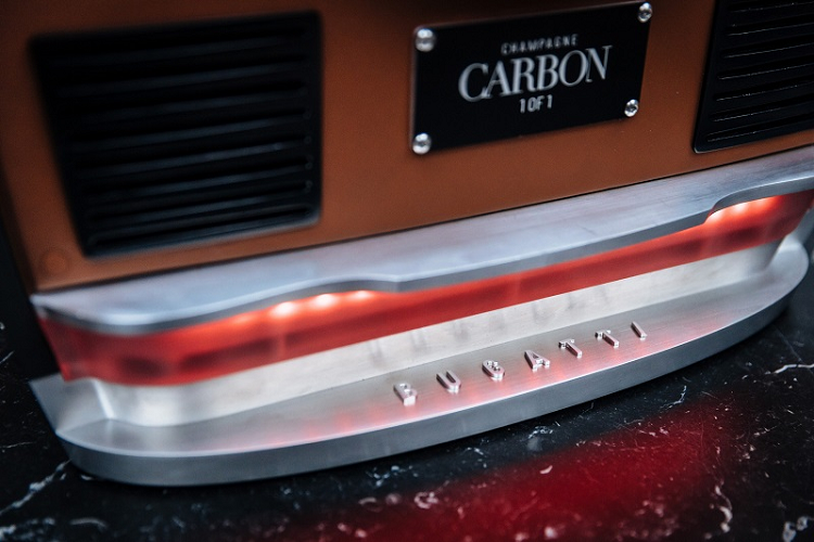 Giống như bất kỳ sản phẩm độc quyền nào trước đây của Bugatti, chủ sở hữu chai champagne La Bouteille Noire này cũng có cơ hội để tùy chỉnh và nâng cao chất lượng dựa theo mong muốn hay sở thích cá nhân.