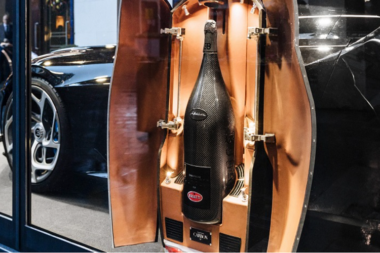 Chai rượu này vừa được giới thiệu đến công chúng tại một sự kiện độc quyền ở khách sạn Londoner, nằm ngay trung tâm thành phố Luân Đôn.