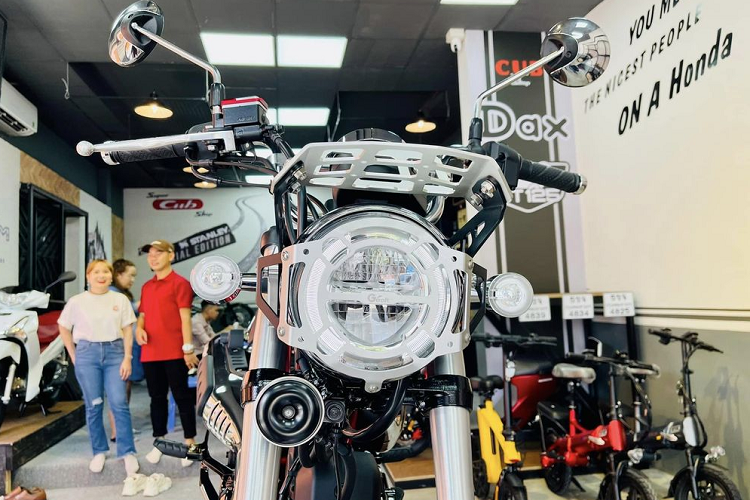 Mẫu minibike Honda Dax ST125 2023 phong cách "chó lạp xưởng" này là sự kết hợp giữa kiểu dáng cổ điển và trang bị hiện đại. Về thiết kế, Dax ST125 vẫn tôn trọng truyền thống của mình với thiết kế thân xe hình chữ T đặc trưng. 