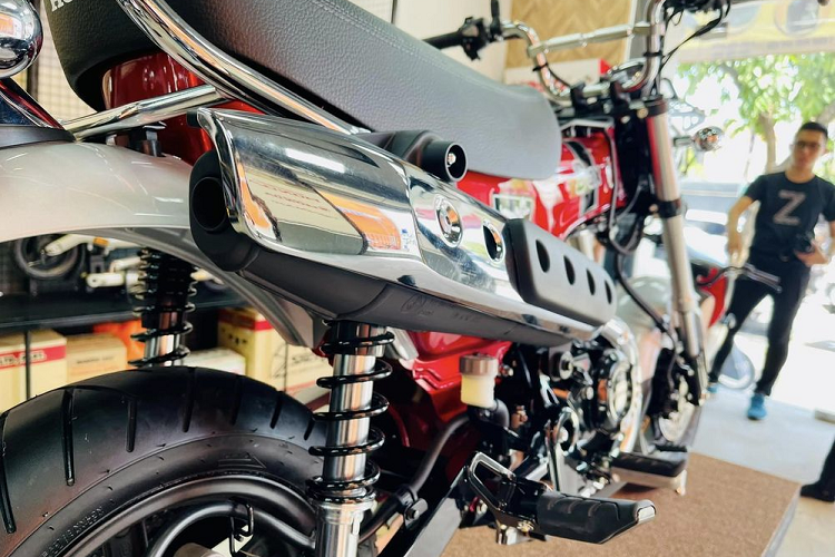 Xe có kích thước tổng thể dài x rộng x cao lần lượt là 1.760 x 760 x 1.020 mm, chiều dài cơ sở 1.200 mm. Với thiết kế nhỏ nhắn như vậy, xe có chiều cao yên khá thấp, chỉ khoảng 775 mm. Sức mạnh vận hành của Honda ST125 Dax đến từ động cơ xi-lanh đơn, dung tích 124cc, công suất 9,25 mã lực, kết hợp với hộp số bốn cấp. 