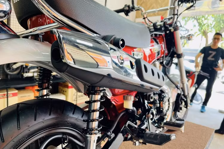 Xe có kích thước tổng thể dài x rộng x cao lần lượt là 1.760 x 760 x 1.020 mm, chiều dài cơ sở 1.200 mm. Với thiết kế nhỏ nhắn như vậy, xe có chiều cao yên khá thấp, chỉ khoảng 775 mm. Sức mạnh vận hành của Honda ST125 Dax đến từ động cơ xi-lanh đơn, dung tích 124cc, công suất 9,25 mã lực, kết hợp với hộp số bốn cấp. 