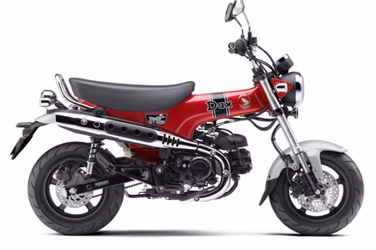 Sức mạnh vận hành của Honda ST125 Dax đến từ động cơ xi-lanh đơn, dung tích 124cc, công suất 9,25 mã lực, kết hợp với hộp số bốn cấp. Xe được trang bị giảm xóc hành trình ngược ở phía trước kết hợp hệ thống chống bó cứng phanh ABS, bánh sau chỉ dùng phanh đĩa thông thường.