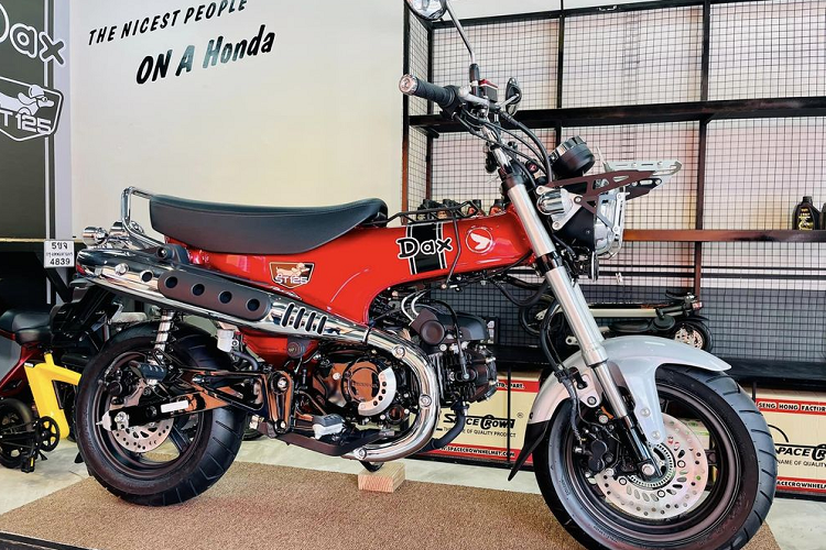 Ra mắt từ năm 1969, Honda Dax nhỏ xinh được xem là một trong những dòng minibike huyền thoại của Honda. Tại Việt Nam, mẫu xe này ít được ưa chuộng do không hợp thị hiếu đa số người tiêu dùng. Tuy nhiên, đối với những người đam mê minibike hay còn gọi là thú chơi xe ruồi hay "chó lạp xưởng", Honda Dax vẫn là một mẫu xe đáng mơ ước.