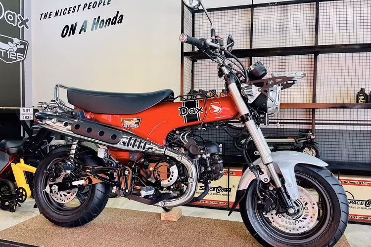 Ra mắt từ năm 1969, Honda Dax nhỏ xinh được xem là một trong những dòng minibike huyền thoại của Honda. Tại Việt Nam, mẫu xe này ít được ưa chuộng do không hợp thị hiếu đa số người tiêu dùng. Tuy nhiên, đối với những người đam mê minibike hay còn gọi là thú chơi xe ruồi hay "chó lạp xưởng", Honda Dax vẫn là một mẫu xe đáng mơ ước.