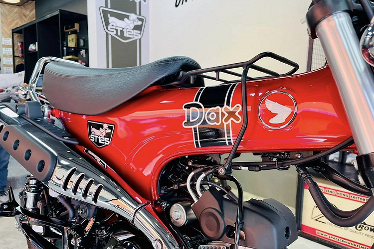 Nắm bắt được nhu cầu này, một cửa hàng xe máy tư nhân trên đường Lê Trọng Tấn (quận Bình Tân, TP. HCM) đã nhập khẩu và phân phối những chiếc Honda Dax ST125 đầu tiên tại nước ta. Sau nhiều năm không có bản cập nhật mới, Honda Dax ST125 2023 vừa được giới thiệu tại châu Âu vào tháng 3 và ra mắt tại Thái Lan hồi tháng 8 năm nay. 