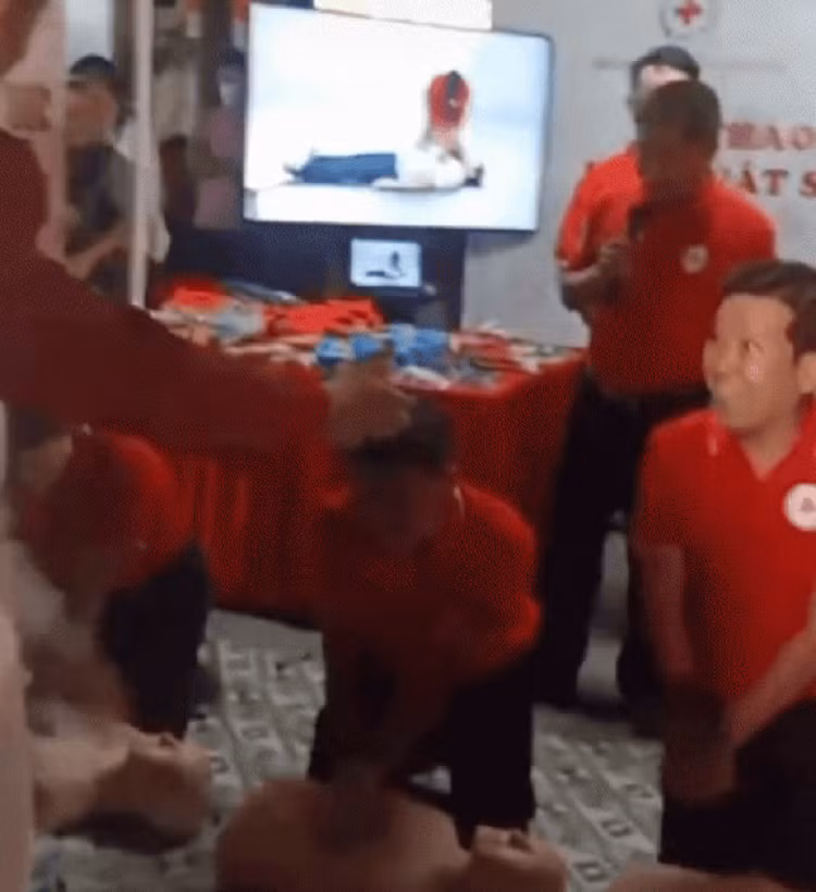 Truong Giang ghi diem boi hanh dong cuc le phep voi nguoi lon tuoi-Hinh-2