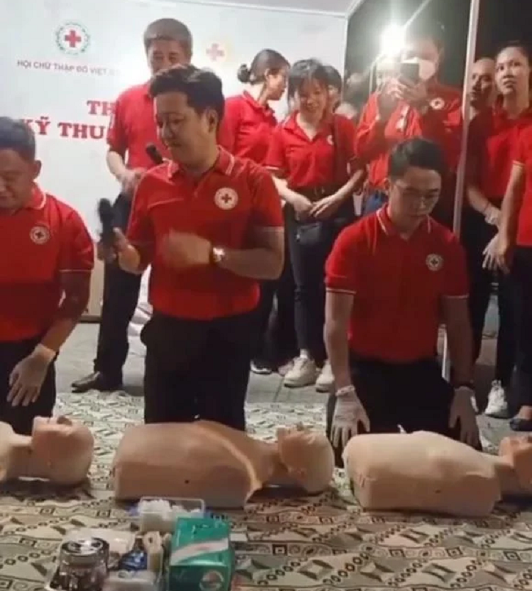 Trường Giang ghi điểm bởi hành động cực lễ phép với người lớn tuổi Truong Giang ghi diem boi hanh dong cuc le phep voi nguoi lon tuoi