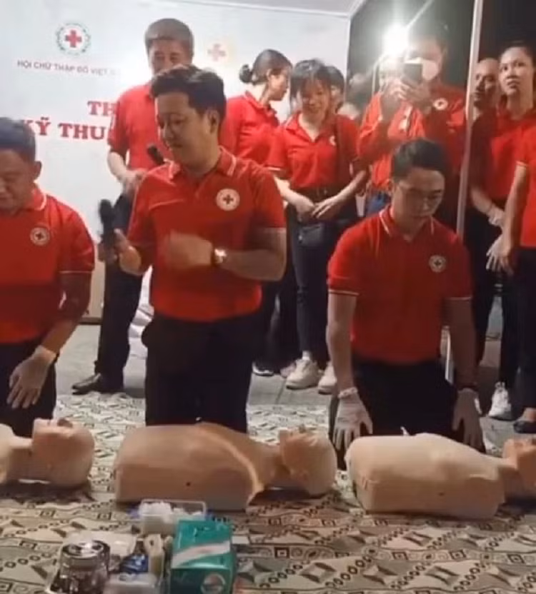 Truong Giang ghi diem boi hanh dong cuc le phep voi nguoi lon tuoi