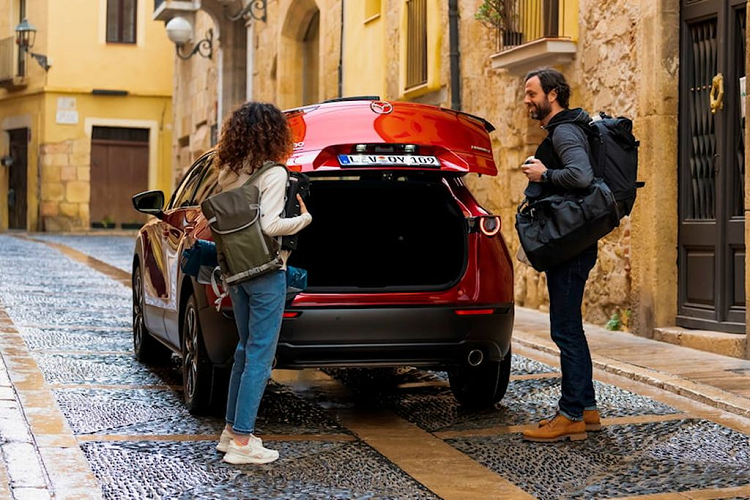 Phát minh này của Mazda khá giống với hệ thống cảm biến đang được Rolls-Royce phát triển cho cửa bên để hạn chế người dùng mở cửa không đúng lúc đúng chỗ. Nếu phát hiện vật cản hoặc xe đang tiến tới, loại cửa trên có khả năng giảm tốc độ mở cửa, thậm chí không cho phép trang bị này di chuyển tiếp.