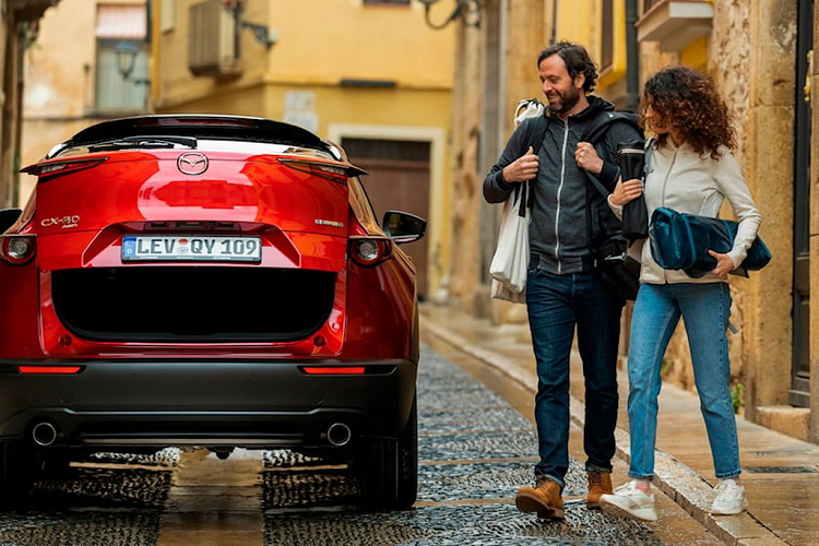 Nó giống như cách mà Polestar cho phép bạn vào xe mà không cần cố gắng tìm chìa khóa để mở khóa, và sau đó cho phép bạn chỉ cần lái xe đi mà không cần nhấn nút khởi động. Bằng cách tăng tốc thời gian chờ đóng hoặc mở cửa hậu, hãng xe ôtô Mazda sẽ giúp cuộc sống của chúng ta đơn giản hơn một chút.