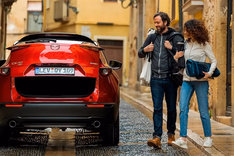 Nó giống như cách mà Polestar cho phép bạn vào xe mà không cần cố gắng tìm chìa khóa để mở khóa, và sau đó cho phép bạn chỉ cần lái xe đi mà không cần nhấn nút khởi động. Bằng cách tăng tốc thời gian chờ đóng hoặc mở cửa hậu, hãng xe ôtô Mazda sẽ giúp cuộc sống của chúng ta đơn giản hơn một chút.