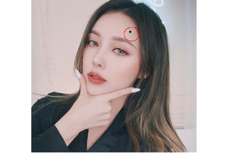 Người phụ nữ có nốt ruồi trên trán thường là người tài hoa, giàu có, còn nam giới là người có tài năng hơn người cho nên không được xóa bỏ nốt ruồi ở vị trí này. Ảnh: pinterest