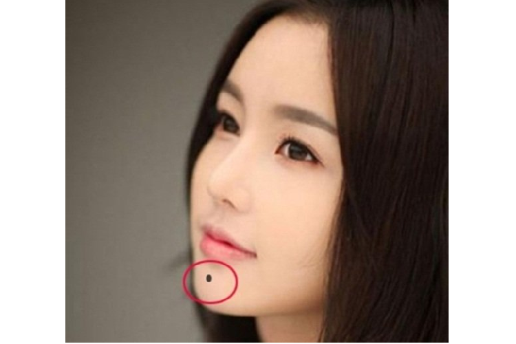 Nốt ruồi khai vận mọc ở cằm. Nốt ruồi mọc gần cằm, chủ về điền địa, nô bộc. Những người có nốt ruồi tốt mọc tại vị trí này thường có nhà cửa ruộng vườn khang trang lúc về già. Bạn cũng là người rất chú trọng phong vị của cuộc sống. Ảnh: pinterest