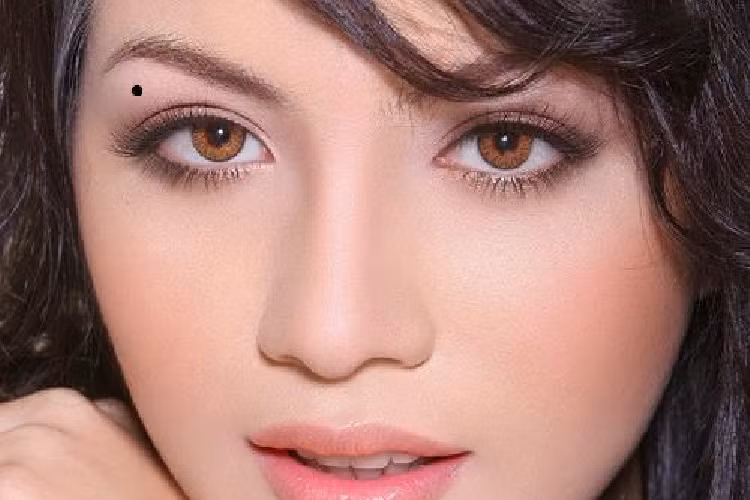 Nốt ruồi ở vị trí giữa mắt và lông mày. Theo nhân tướng học, vị trí giữa mắt và lông mày được gọi là “Cung Điền Trạch”. Nốt ruồi tốt mọc tại cung này cho thấy “khổ chủ” là người đa tài đa nghệ, thanh tú liêm khiết. Trong công việc, bạn dễ được cấp trên coi trọng; trong hôn nhân, tình cảm phu thê cũng vô cùng mĩ mãn. Ảnh: pinterest