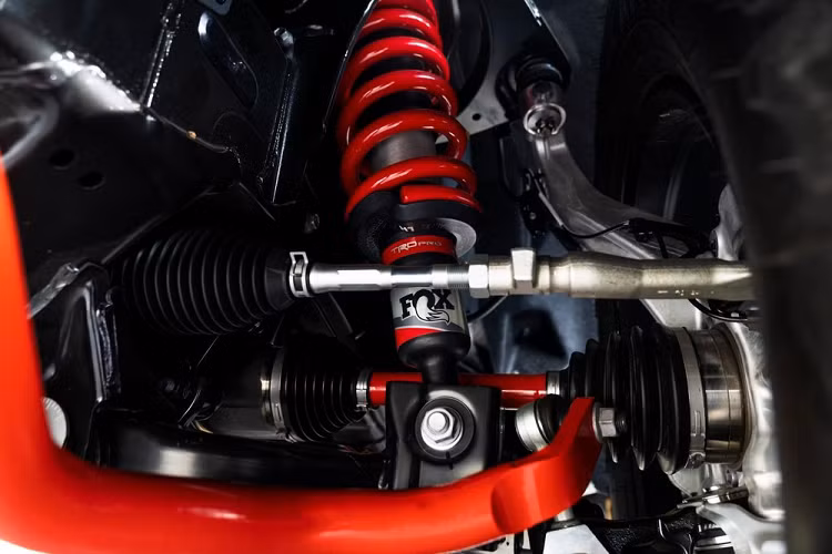 Được ra đời để phục vụ những người mê off-road, mẫu xe SUV Toyota Sequoia TRD Pro 2022 có thêm những nâng cấp đáng kể như giảm xóc FOX Internal Bypass, lò xo hiệu chỉnh, khóa vi sai cầu sau và tấm ốp gầm bằng nhôm ở đầu xe.