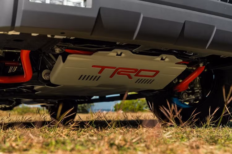 Chưa hết, người dùng có thể phân biệt Sequoia TRD Pro với những phiên bản khác nhờ lưới tản nhiệt với dòng chữ "Toyota" cỡ lớn và dải đèn LED ngay bên dưới. Những điểm nhấn tiếp theo của Toyota Sequoia TRD Pro 2022 bao gồm logo "TRD Pro" ở hai bên nắp ca-pô, baga nóc, bộ vành hợp kim 18 inch sơn màu đen và 2 ống xả phía sau. Riêng nẹp giữa đèn hậu và tem chữ nổi "Sequoia" của xe lại được sơn màu đen.