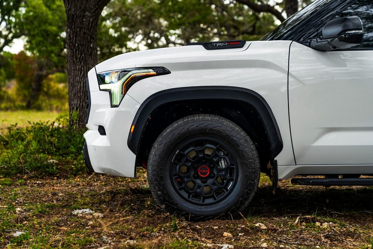 Nếu không thích off-road mà lại muốn sở hữu Toyota Sequoia 2022 với thiết kế thể thao, khách hàng có thể chọn 1 trong 2 gói phụ kiện chính hãng mang tên TRD Sport và TRD Off-Road. Được áp dụng cho bản SR5 tiêu chuẩn, gói TRD Sport bao gồm vành hợp kim 20 inch màu đen nhám, giảm xóc Bilstein và lò xo TRD. Ngoài ra, gói này còn bổ sung bộ bàn đạp bằng nhôm và nút bấm khởi động máy màu đỏ cho xe.