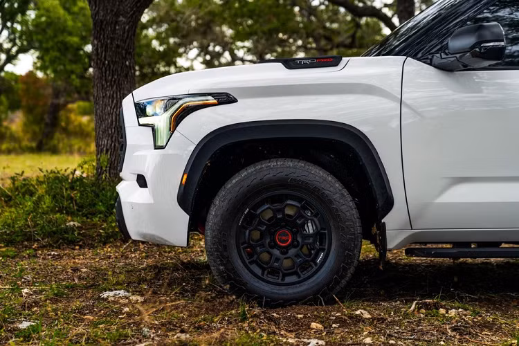 Nếu không thích off-road mà lại muốn sở hữu Toyota Sequoia 2022 với thiết kế thể thao, khách hàng có thể chọn 1 trong 2 gói phụ kiện chính hãng mang tên TRD Sport và TRD Off-Road. Được áp dụng cho bản SR5 tiêu chuẩn, gói TRD Sport bao gồm vành hợp kim 20 inch màu đen nhám, giảm xóc Bilstein và lò xo TRD. Ngoài ra, gói này còn bổ sung bộ bàn đạp bằng nhôm và nút bấm khởi động máy màu đỏ cho xe.