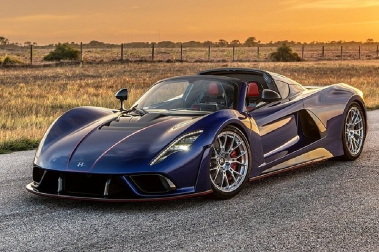 Hennessey tự tin tuyên bố đây là mẫu xe “mui trần mạnh mẽ và nhanh nhất thế giới” dù không tiết lộ thời gian tăng tốc từ 0-100 km/h nhưng cho biết, tốc độ tối đa được giới hạn trên 483 km/h, nhằm đảm bảo yếu tố an toàn cho thiết kế mui trần.