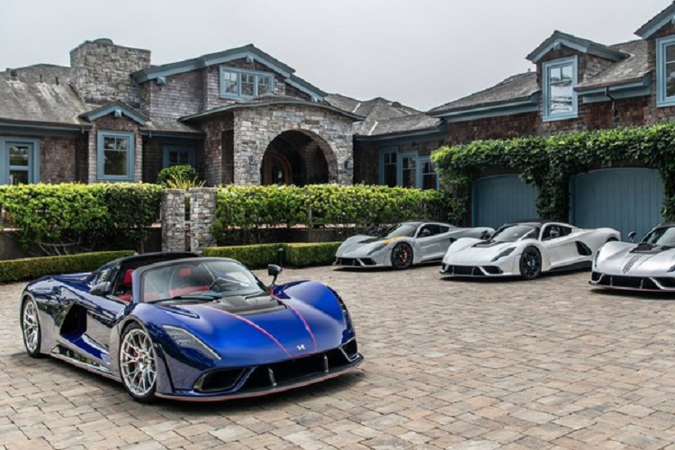 Hãng xe Hennessey cho biết sẽ sản xuất ra 30 chiếc siêu xe Venom F5 Roadster, nhiều hơn 6 xe so với bản Coupe và đi kèm là mức giá bán 3 triệu USD (tương đương 70 tỷ đồng), đắt hơn 600.000 USD.