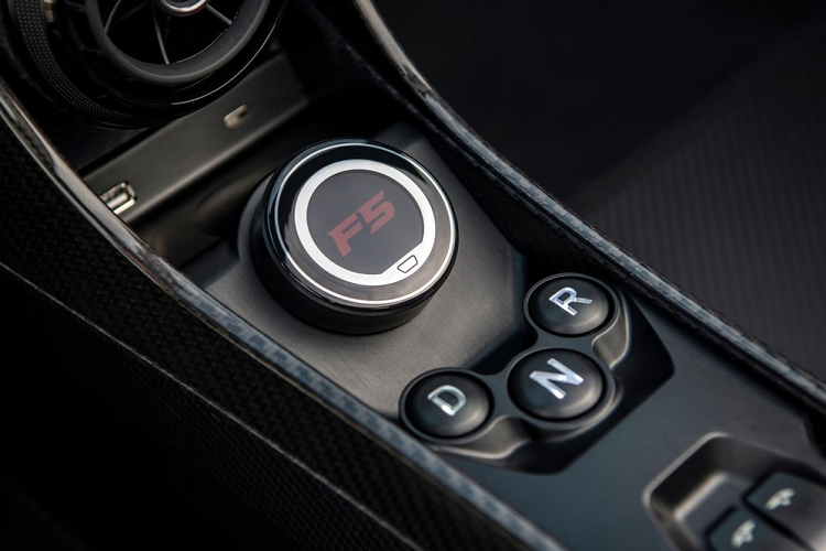 So với Venom F5 ra mắt cách đây 2 năm về nước, phiên bản mui trần đã được Hennessey nghiên cứu và tạo ra loại "nóc nhà" sợi carbon dễ dàng tháo lắp bằng tay, chỉ có trọng lượng chỉ 8 kg, quá nhẹ so với các mui xe của nhiều siêu xe mui trần hiện nay.