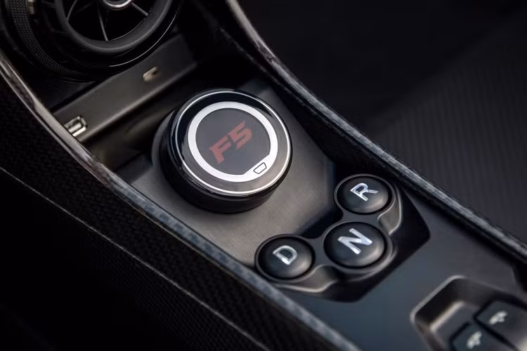 So với Venom F5 ra mắt cách đây 2 năm về nước, phiên bản mui trần đã được Hennessey nghiên cứu và tạo ra loại "nóc nhà" sợi carbon dễ dàng tháo lắp bằng tay, chỉ có trọng lượng chỉ 8 kg, quá nhẹ so với các mui xe của nhiều siêu xe mui trần hiện nay.