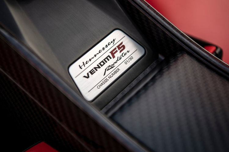 Venom F5 Roadster vẫn sử dụng khối động cơ V8, tăng áp kép, dung tích 6.6 lít sản sinh ra công suất tối đa 1.842 mã lực và mô-men xoắn cực đại 1.617 Nm.